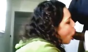 Սպիտակ աղջիկը ծծում  ...
